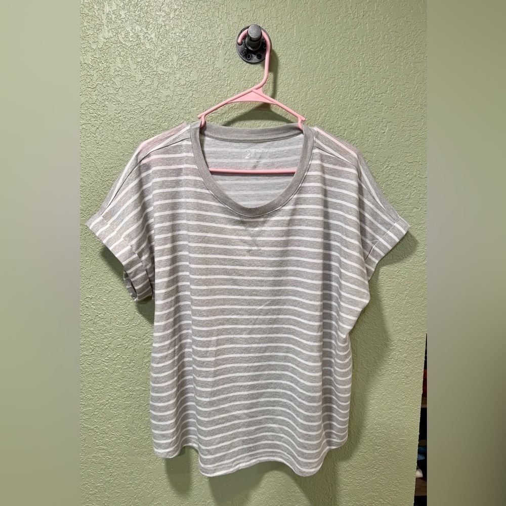 Maurices Light Gray Striped Short Sleeve Tee